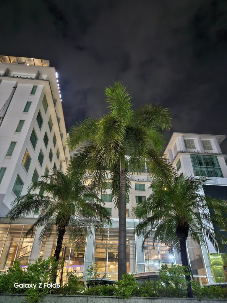 Galaxy Z Fold5 Photo Quality Review 4 photo qualty review: a night shot with crisp and detailed color