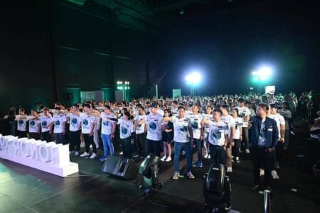 The Honor X9c 5G Guinness World Record attempt: a massive group of participants ready to drop their phones at the same time to set a new record for the most simultaneous mobile phone drop tests.