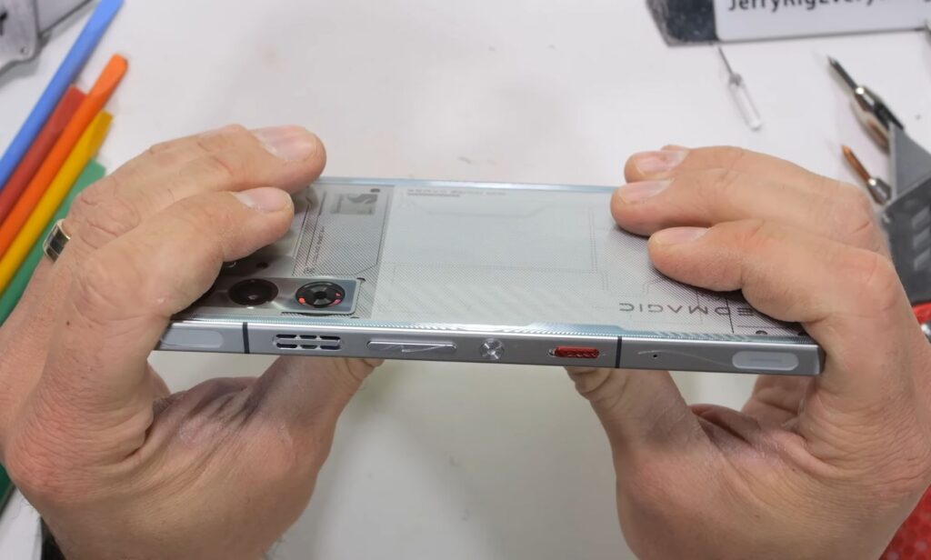 Red Magic 9 Pro survives the ultimate bend test by JerryRigEverything 1 Nubia Red Magic 9 Pro Bend Test by Jerry Rig