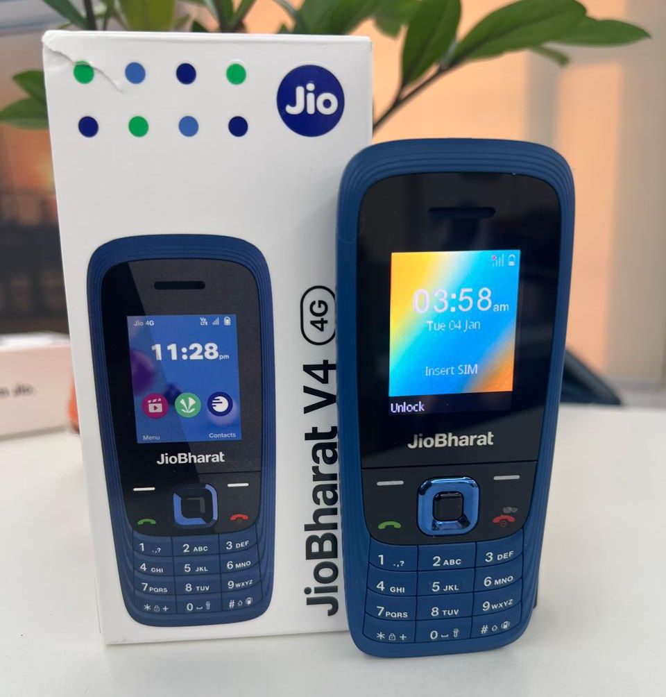 a feature phone JioBharat V4 with box