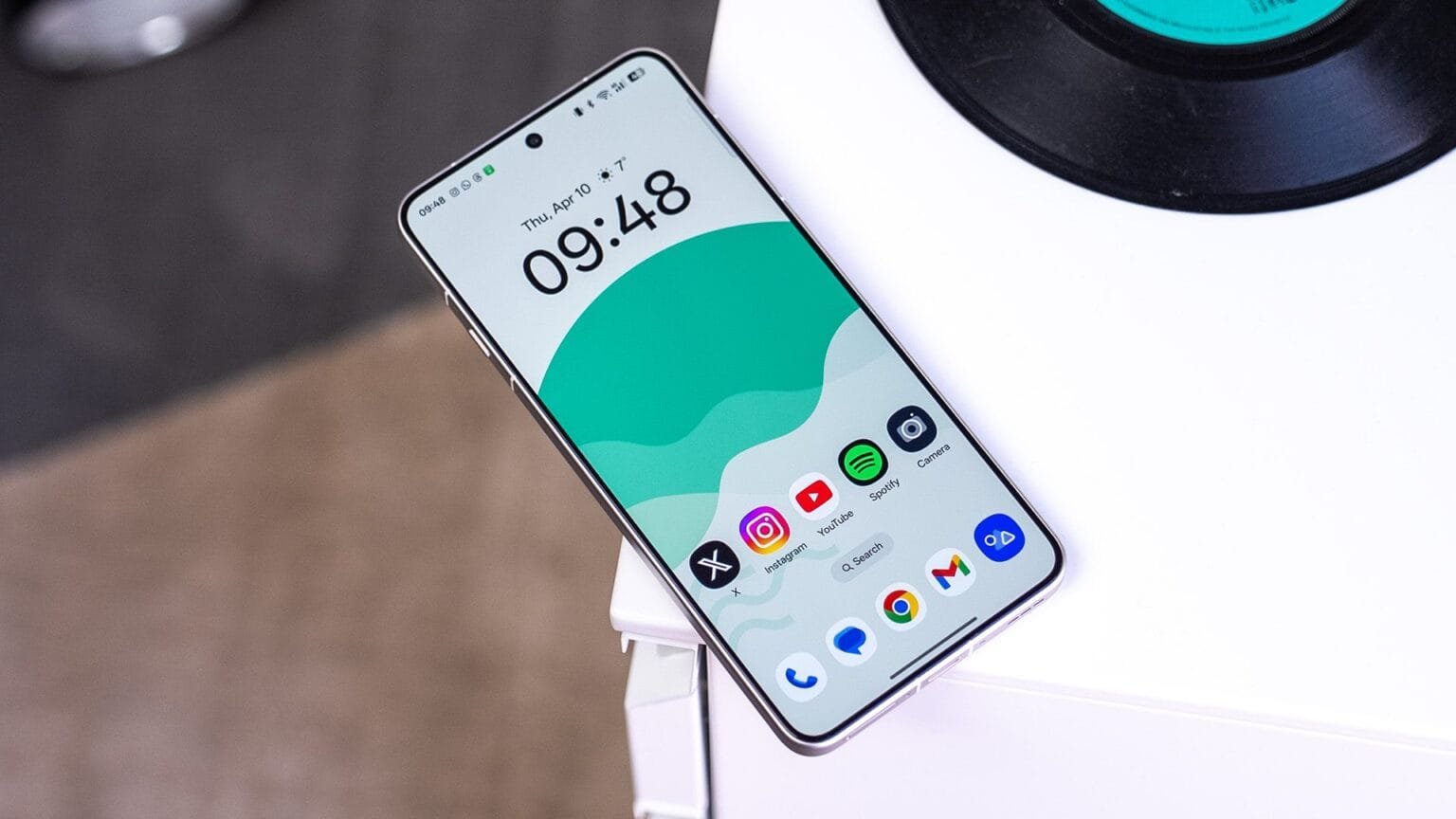Oppo Find X8s+ with MediaTek Dimensity 9400+ and Massive 6000mAh Battery An Oppo Find X8s+ smartphone is shown, displaying its home screen with app icons and the current time.