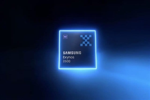 A glowing blue square chip with the text "Samsung Exynos 2600" and a small "5G" icon in the top left corner, set against a dark background with a vibrant blue neon outline.