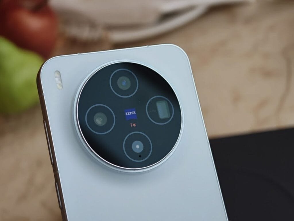 vivo X500 Pro leaks with 6.37″ display, Dimensity 9600 Pro, and 7,000mAh battery Vivo X300 close-up rear camera module, circular design with four lenses, Zeiss T branding, light blue matte finish body*