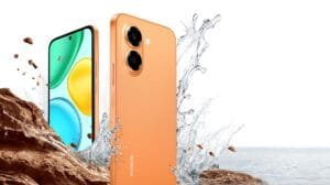 HONOR X7e Sunrise Orange smartphone showing front and rear design, surrounded by water splashes and rock debris to highlight IP64 water and dust resistance and drop protection