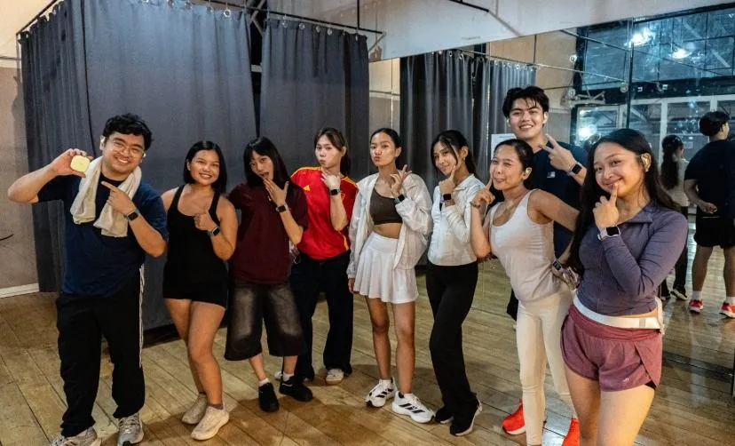 Huawei PH, Pretty Huge Host Fit Fest 2026: New Wearables Tested by Runners, Fitness Fans Across Workouts 1 Group photo of HUAWEI Fit Fest participants showing off their Huawei wearables and FreeClip earbuds at the Pretty Huge venue.
