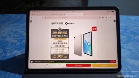 Honor Pad X10 Mini tablet displaying its official JD.com product store page with promotional pricing and key‑feature previews.