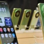 Huawei Mate 90 Pro Max Launched in China With 1-Inch Camera, 200MP Telephoto and 6,800mAh Battery 2 Huawei Mate 90 Pro Max in gold and green finish showing front and rear views, displayed alongside additional units at a product showcase